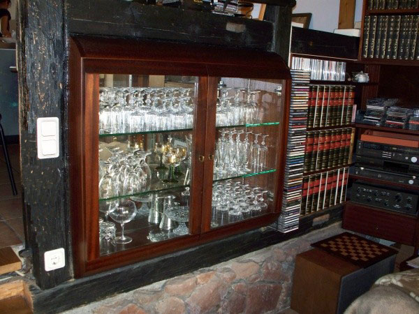Vitrine und Gläserschrank