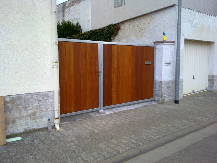 Hoftor aus Holz mit Stahlrahmen