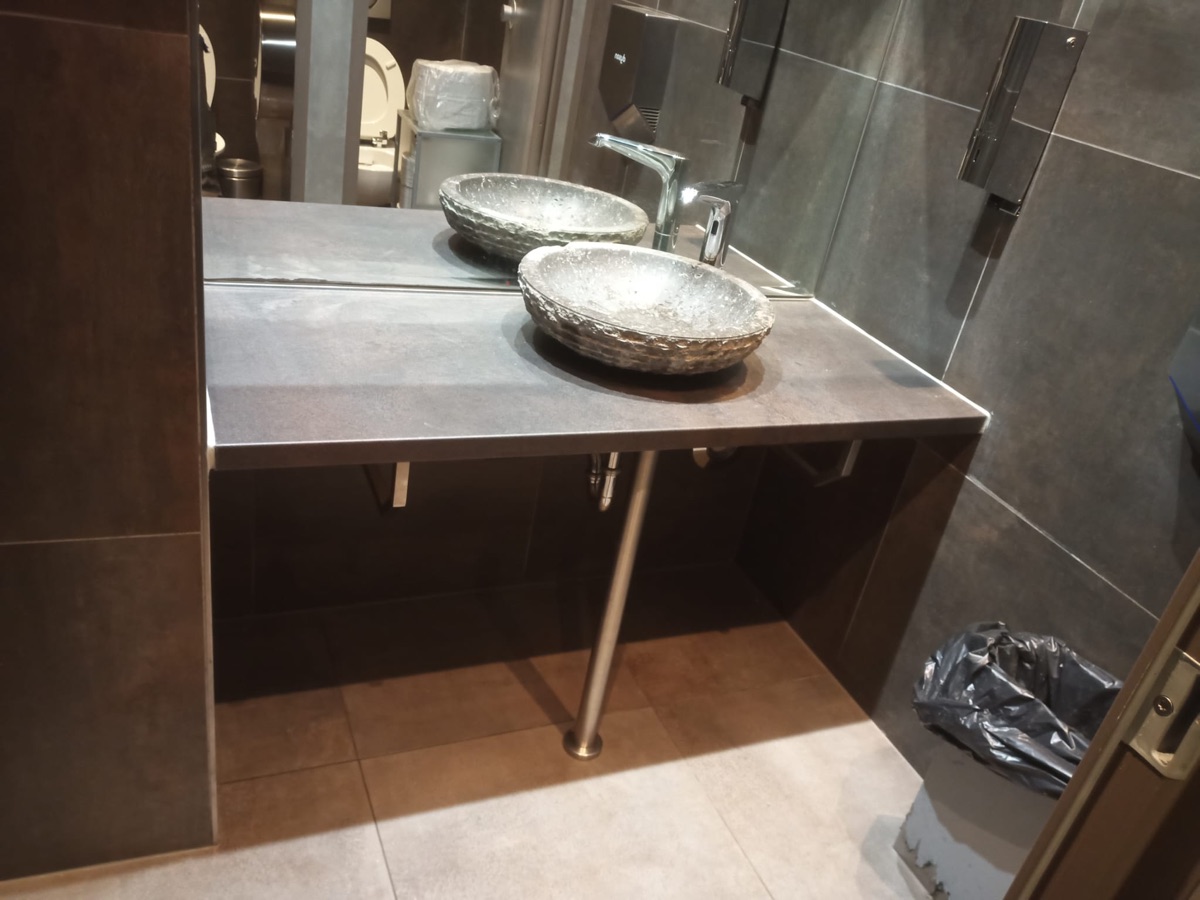 Waschtisch im Disko-WC