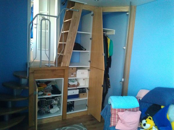 Podestumbau mit Schrank