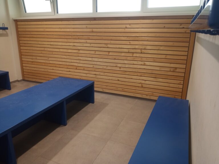 Wandverkleidung in der Umkleide einer Schule