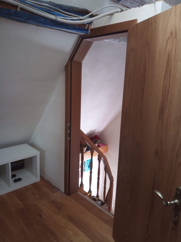 Tür mit Schräge